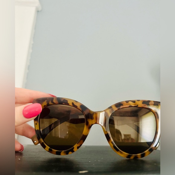 Accessories - 💜tortoise cat eye sunglasses